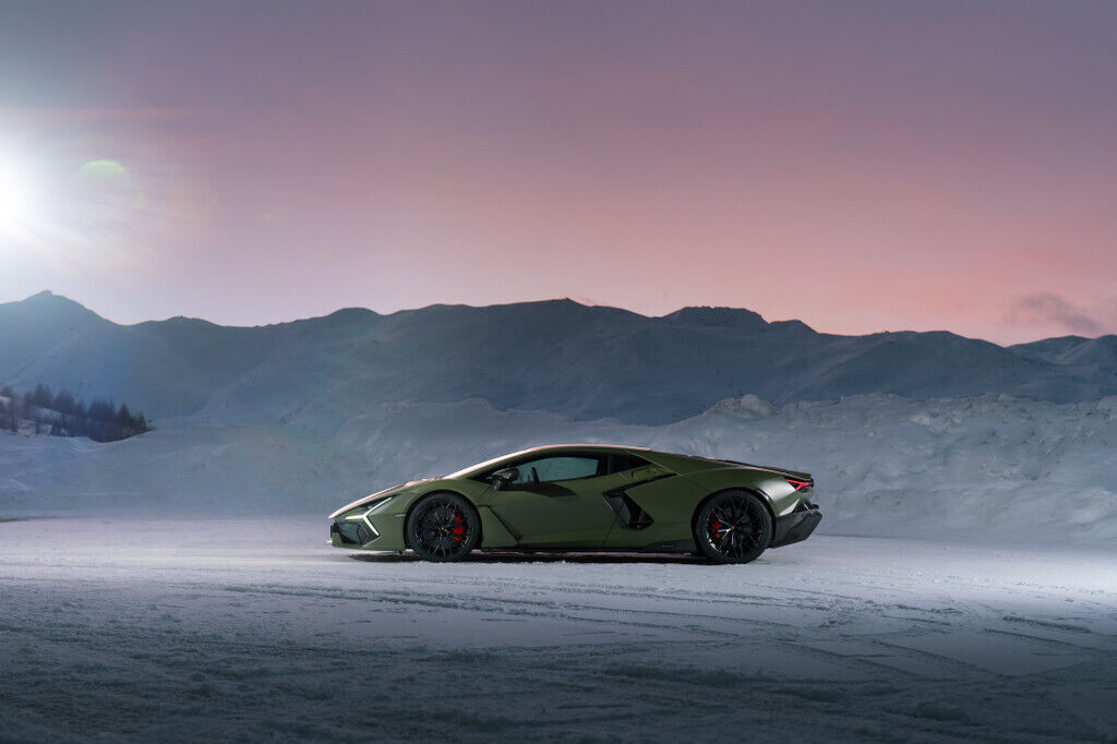 Automobili Lamborghini-Revuelto