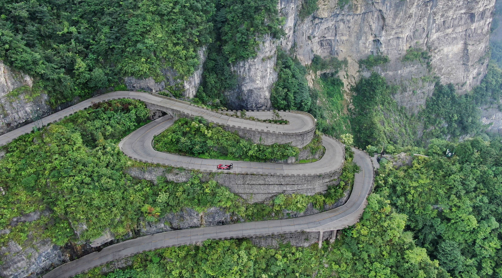 7:38.585 minutes to reach “Heaven’s Gate” in China: Volkswagen sets first record on Tianmen Mountain with the ID.R